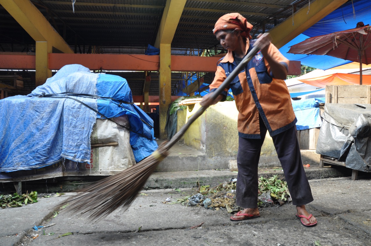 Nasriati, Abdikan Separuh Usia Demi Kebersihan Kota