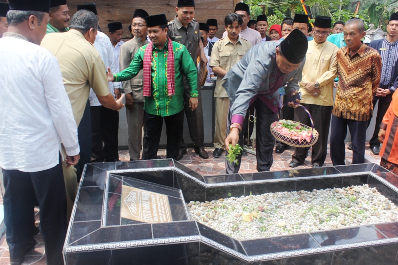 Wakil Bupati Ferizal Ridwan tabur bunga saat ziarah ke makam tokoh pendidikan Syekh Abdul Wahid