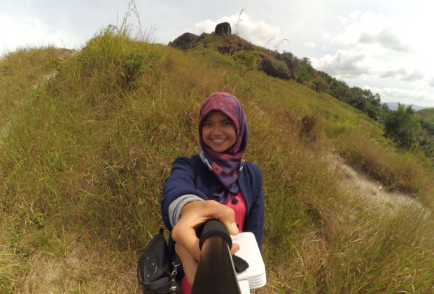 Fauziah Muchlis, Traveler Payakumbuh mengabadikan momen dengan ber-selfie berlatarkan Bukit Batu Manda (Foto: Sudut Payakumbuh)