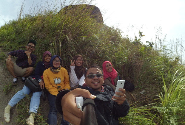 Dira Zahara bersama Traveler Payakumbuh lainnya saat berada di bawah Bukit batu Manda, belubus, Kabupaten Limapuluh Kota. (Foto: Sudut Payakumbuh)