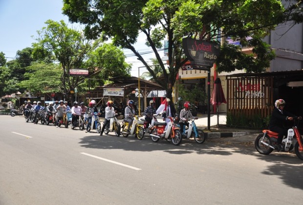 Puluhan Riders DGR Payakumbuh-Limapuluh saat berkendara di Jalan Ade Irma Suryani Payakumbuh. (Foto: Rovindo Maisya)