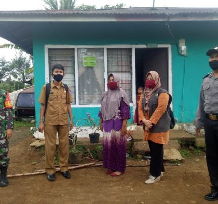 lurah Kapalo Koto Ampangan Taufikur Rahman bersama Pendamping PKH Renti dan Babinsa serta Bhabinkantibmas.
