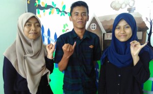 Ami, Resvan, dan Caca memperlihatkan jari kelingking sebagai pertanda telah melakukan pencoblosan dalam pilkada serentak, Rabu (912)