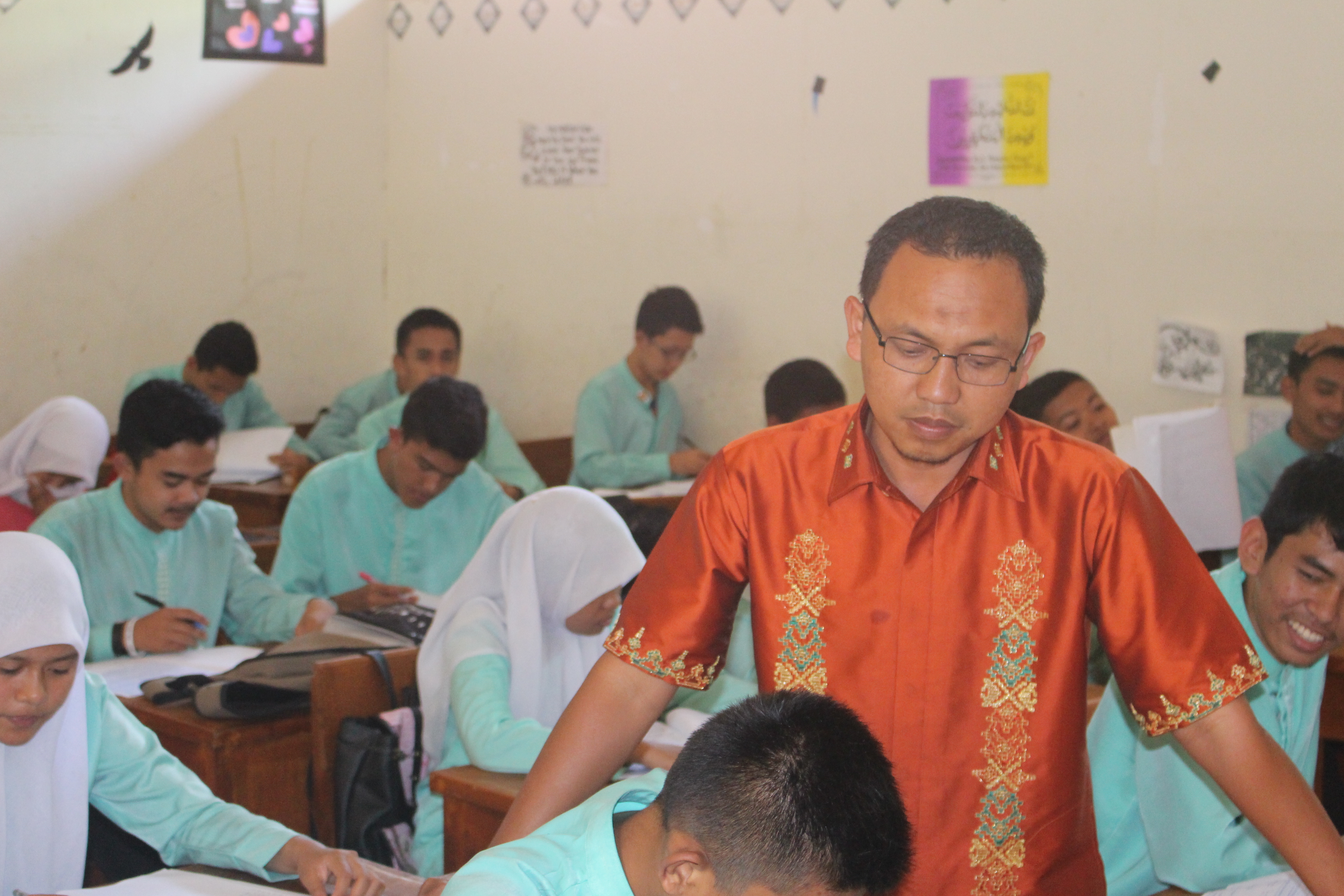 Pengabdian guru Honorer Hendra Prawira