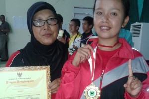 Cici Bersama Repita, Guru SMP LB Luak Nan Bungsu usai meraih medali emas di Padang