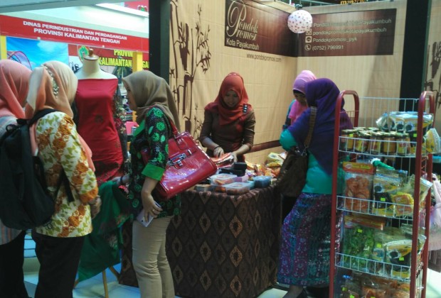 Pengunjung ramaikan stand pondok Promosi Kota Payakumbuh di Batam Expo National 2016