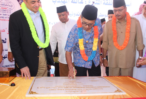 Gubernur Sumbar menandatangani prasasti peresmian Kampung Penghafal Alquran Harau