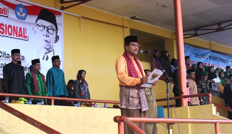 Bupati Irfendi Arbi saat menjadi pembina upacara Hari Pendidikan Nasional di GOR Singa Harau