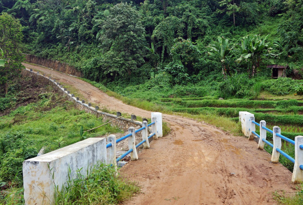 Salah satu jalan menuju Embung Baboy dan dianjurkan untuk berhati-hati berkendara terutama saat musim hujan.