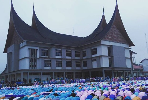 Kantor Balaikota Payakumbuh Baru (eksLapangan Poliko) saat dijadikan tempat salat Istisqa beberapa waktu lalu. (Foto: Dokumentasi Sudut Payakumbuh)