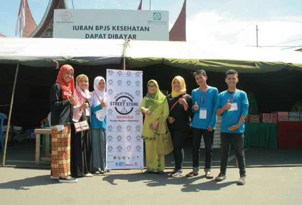 Tim Indorelawan di Payakumbuh bersama Komunitas Arriqin dan relawan lainnya sebelum bagi-bagi pakaian gratis. (Foto: Dokumentasi Sudut Payakumbuh)