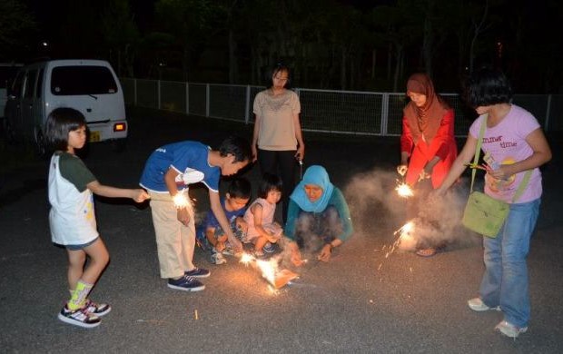 Anak-anak terlihat asyik bermainan petasan dan kembang api. (Foto: ranahberita.com)