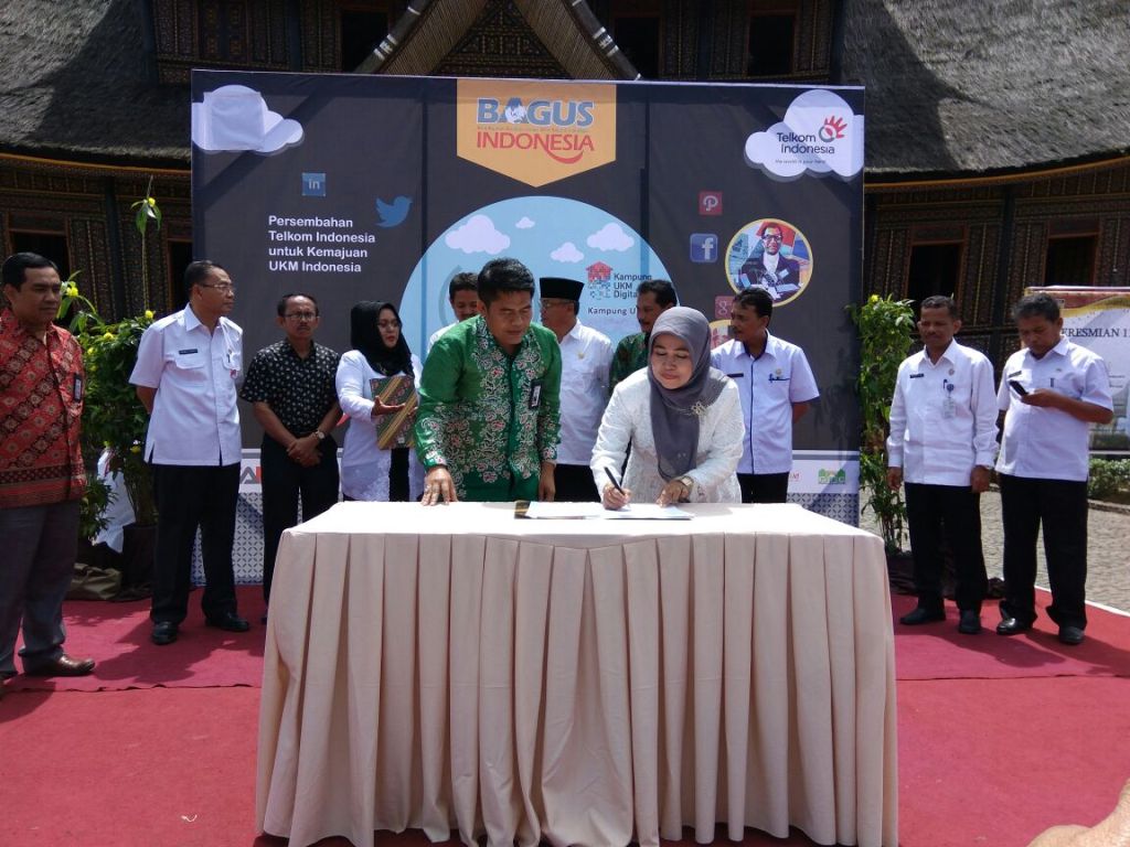 Walikota Payakumbuh diwakili Kabid Koperasi Adriati, menandatangani naskah kerjasama dengn PT Telkom Indonesia di Istana Basa Pagaruyuang.
