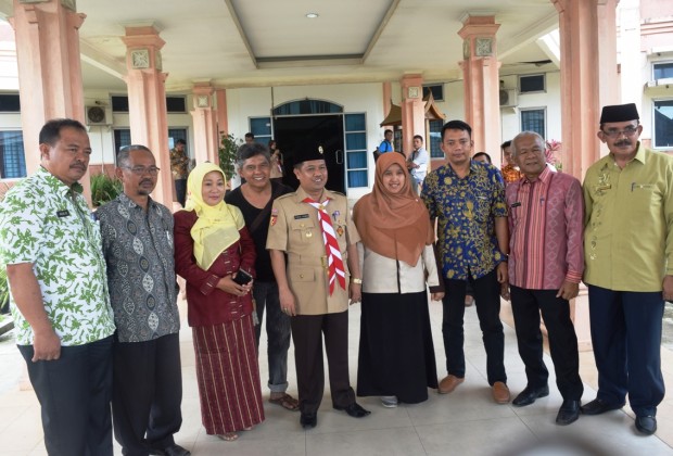 Arifah Rahmi (tengah) peserta lomba penyuluan pertanian teladan nasional saat berfoto dengan wakil bupati Ferizal Ridwan kemarin