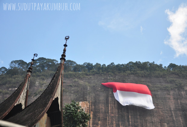 Bendera Raksasa di Tebing Lembah Harau: Persembahan Kecil Untuk Negeri - sudut payakumbuh