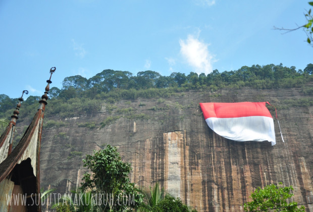 Bendera Raksasa di Tebing Lembah Harau: Persembahan Kecil Untuk Negeri - sudut payakumbuh