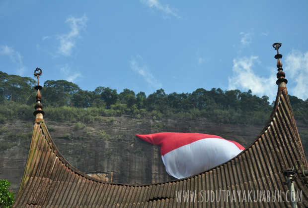 Bendera Raksasa di Tebing Lembah Harau: Persembahan Kecil Untuk Negeri - sudut payakumbuh