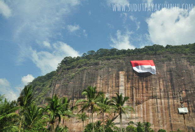 Bendera Raksasa di Tebing Lembah Harau: Persembahan Kecil Untuk Negeri - sudut payakumbuh