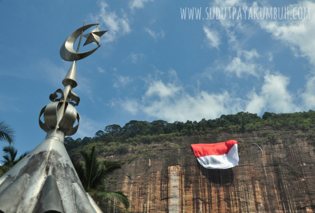 Bendera Raksasa di Tebing Lembah Harau: Persembahan Kecil Untuk Negeri - sudut payakumbuh