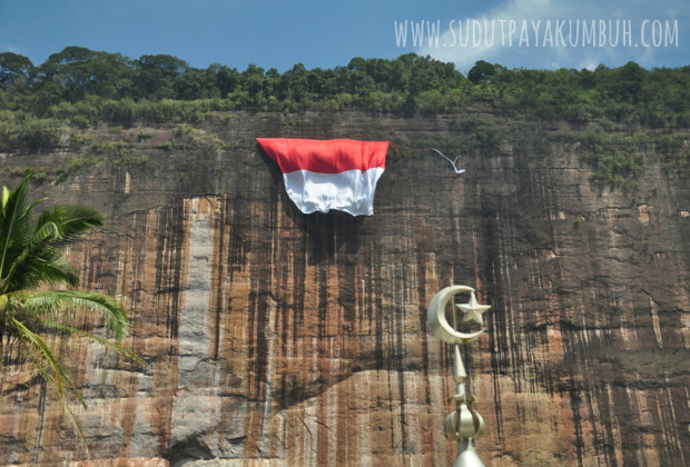 Bendera Raksasa di Tebing Lembah Harau: Persembahan Kecil Untuk Negeri - sudut payakumbuh