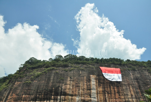 Bendera Raksasa di Tebing Lembah Harau: Persembahan Kecil Untuk Negeri - sudut payakumbuh