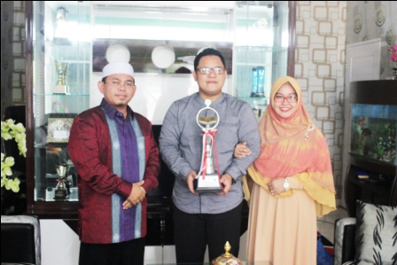 Pimpinan Pesantren ICBS Ustadz H Ahmad Maududi Lc MA bersama Ustadz Ihsan Nuzula dan Istri - Penyerahan oleh-oleh dari Ustadz Ihsan kepada pihak pesantren ICBS