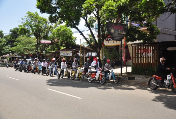 Puluhan Riders DGR Payakumbuh-Limapuluh saat berkendara di Jalan Ade Irma Suryani Payakumbuh. (Foto: Rovindo Maisya)