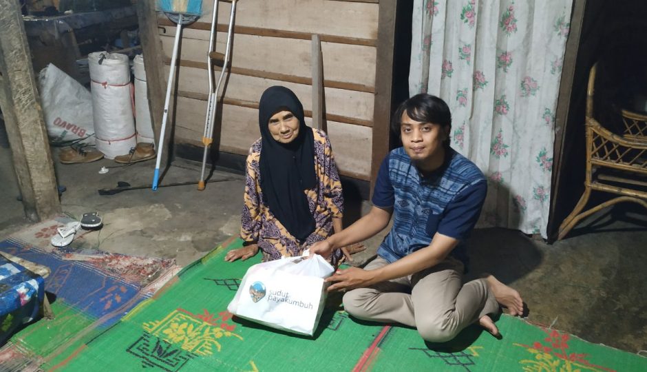 Tim Sudut Payakumbuh serahkan bantuan kepada 4 penerima donasi sudut berbagi