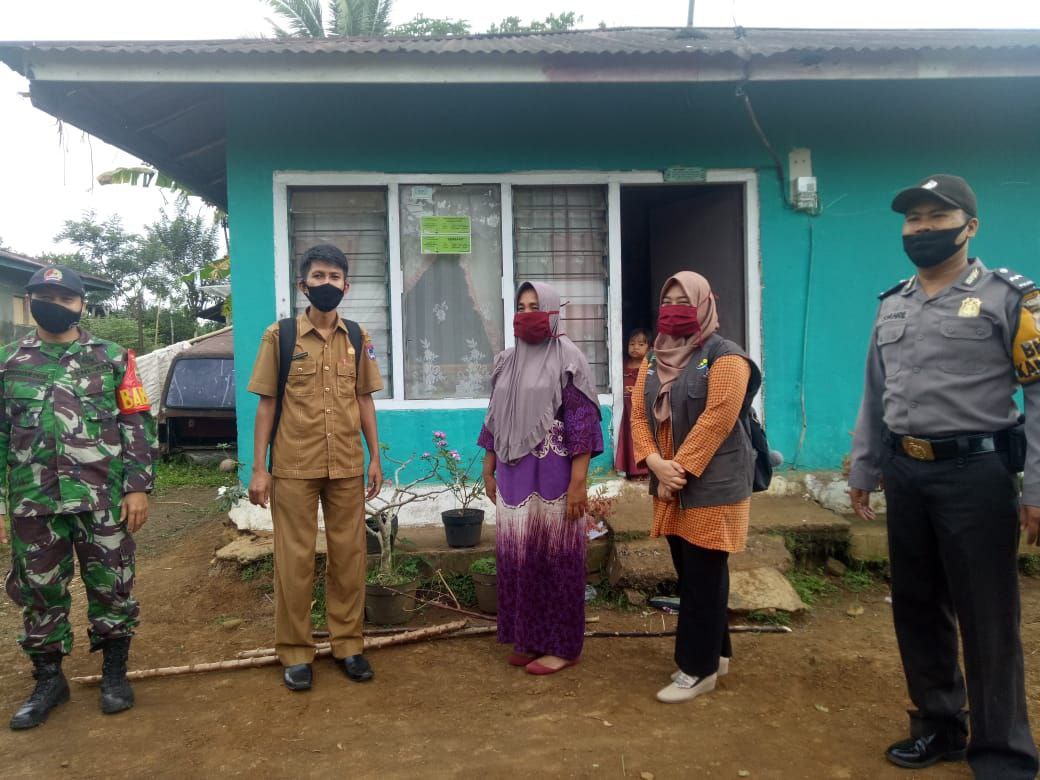 lurah Kapalo Koto Ampangan Taufikur Rahman bersama Pendamping PKH Renti dan Babinsa serta Bhabinkantibmas.