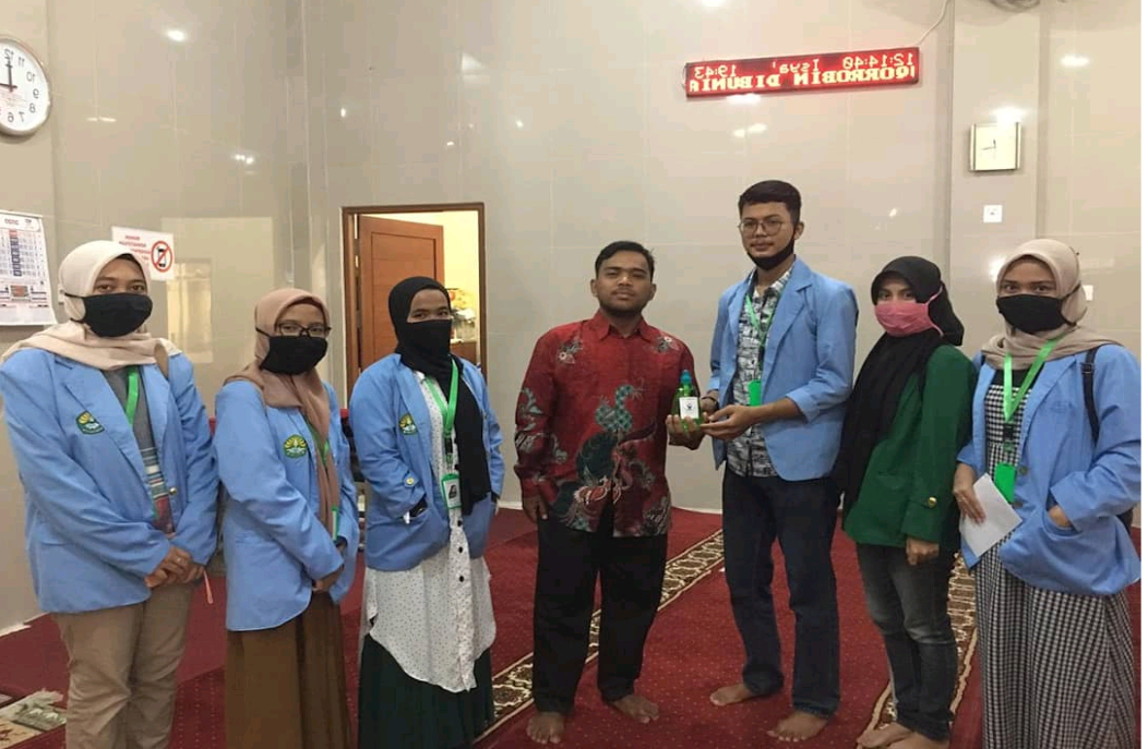 Kukerta di Payakumbuh Utara, Mahasiswa UNRI Racik Handsanitizer Untuk Warga