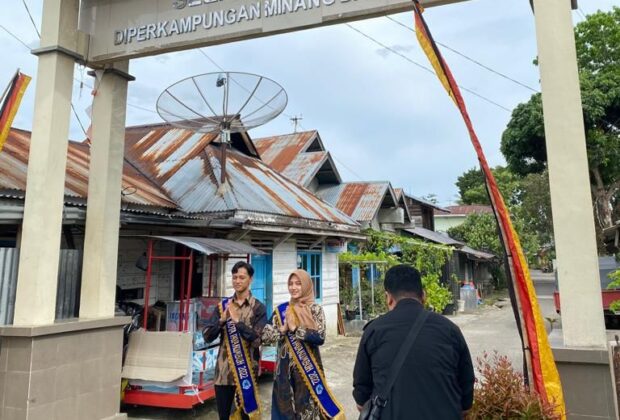 Duta Wisata Payakumbuh saat melakukan persiapan pengambilan video di Perkampungan Adat Balai Kaliki, Payakumbuh