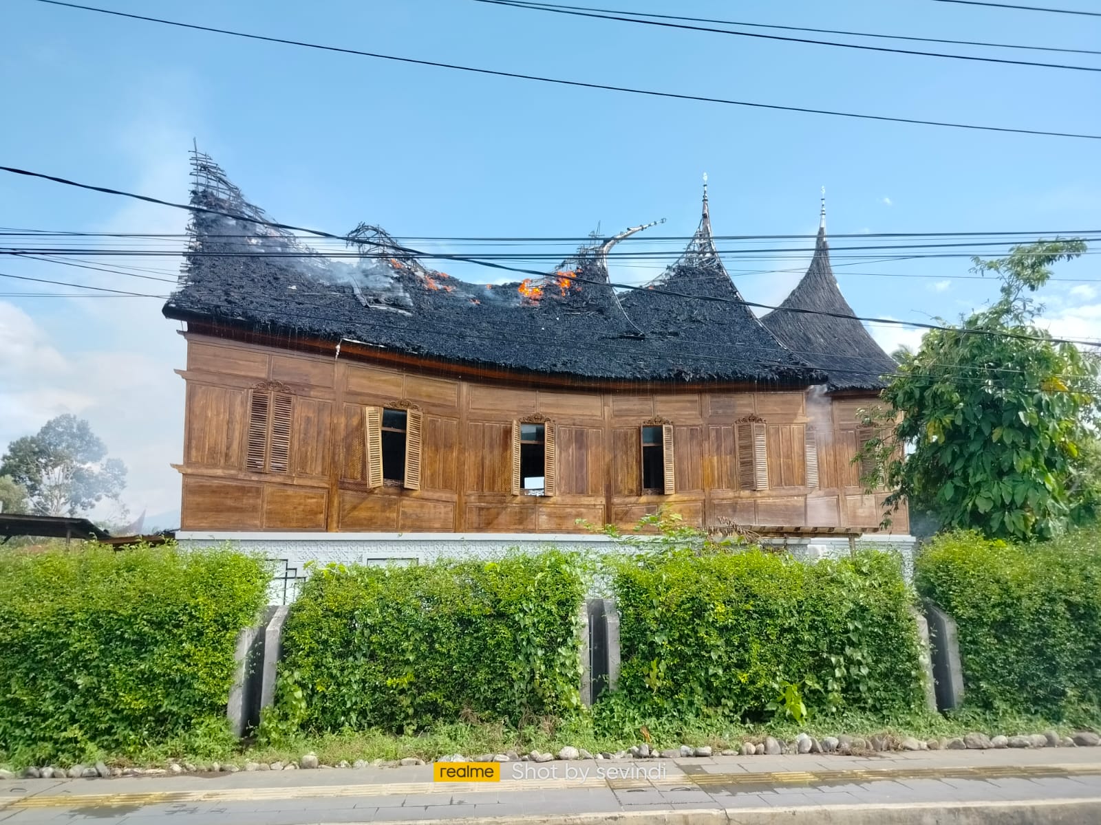 Kondisi Rumah Gadang Saat Terbakar di Payakumbuh