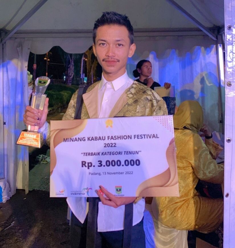 Kevin Novio Zulfa Asal Payakumbuh Raih Terbaik Kategori Tenun di Ajang Minangkabau Fashion Festival 2022