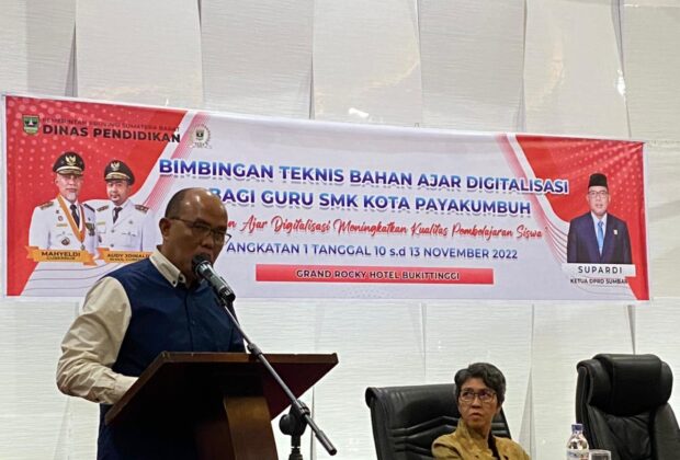 Supardi, Ketua DPRD Sumbar saat membuka Bimtek Digitalisasi untuk guru SMK Kota Payakumbuh di Ballroom Grand Rocky Hotel Bukittinggi