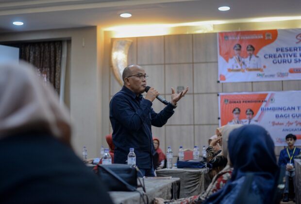 Ketua DPRD Sumbar Supardi saar berdiskusi dan bebrbagi pengalaman dengan ratusan guru SMK se-Kota Payakumbuh pada Bimtek Digitalisasi Bahan Ajar Creative Learning