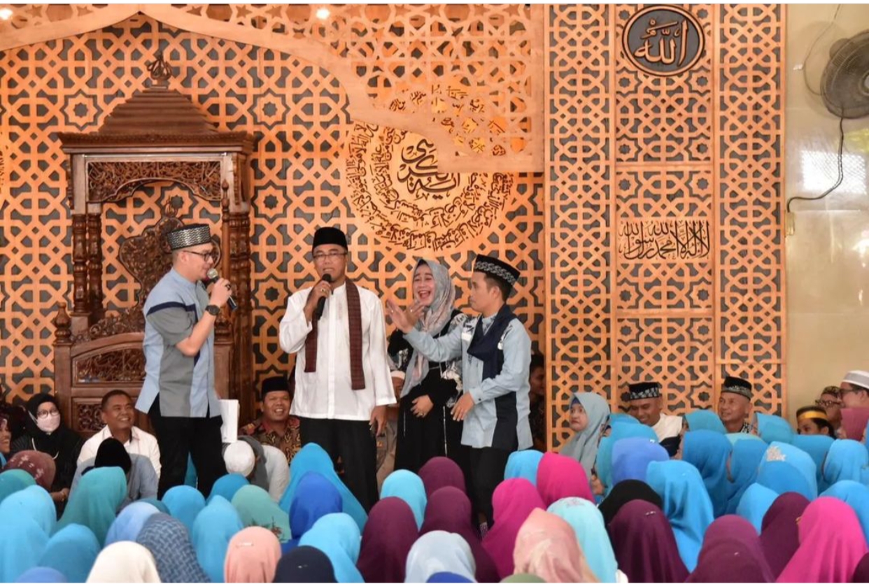Ustadz Maulana dan Ustadz Syam Sapa Ribuan Jamaah Masjid Istiqomah Payakumbuh
