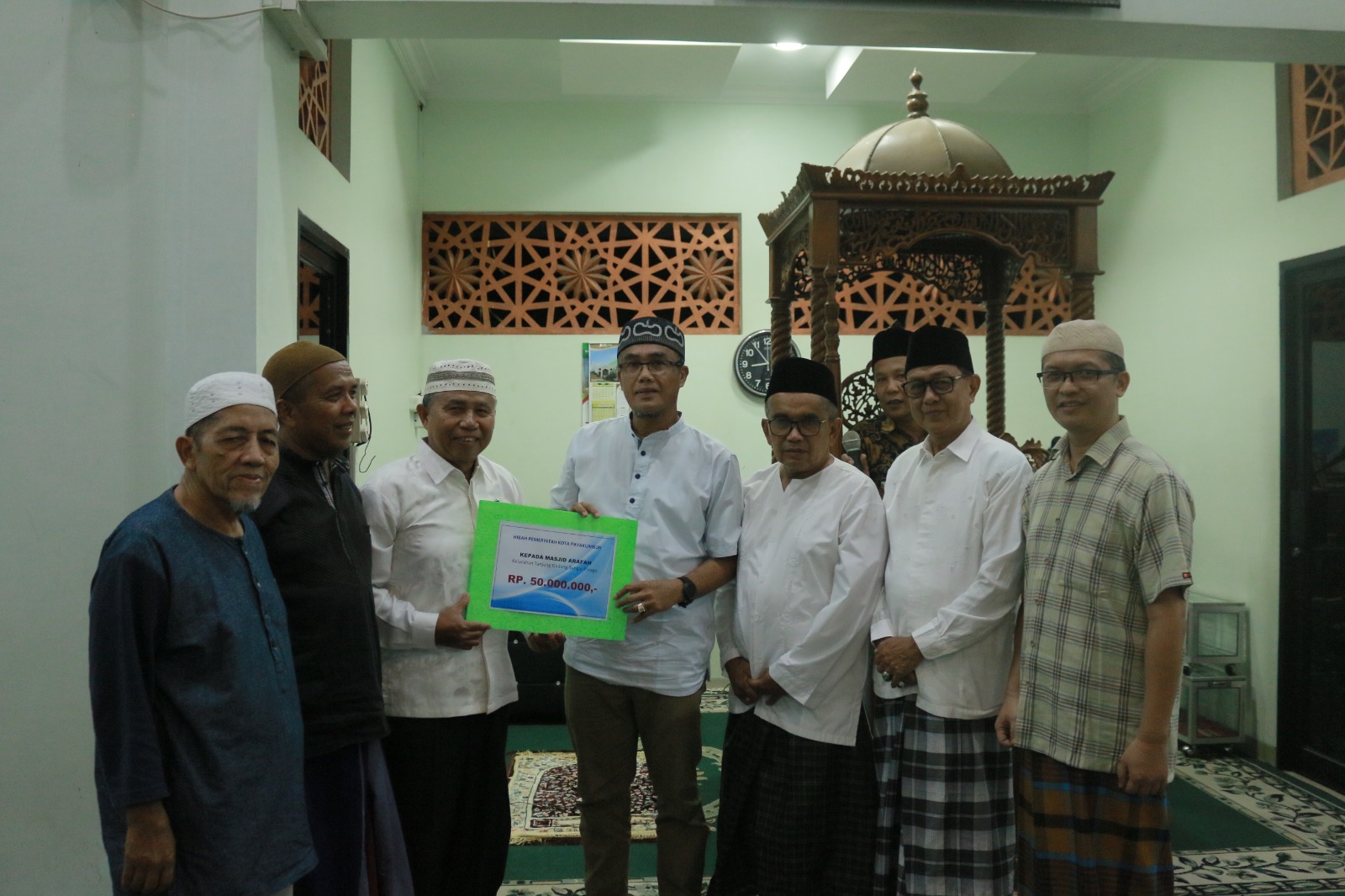 Pj. Wali Kota Payakumbuh Rida Ananda saat menyerahkan dana hibah sebesar Rp50 juta kepada pengurus Masjid Arafah