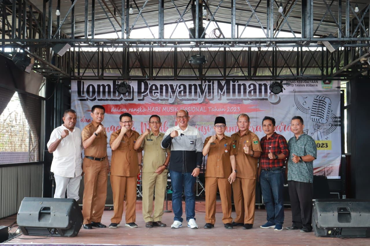 Ketua DPRD Sumbar Supardi foto bersama di Payakumbuh saat kegiatan Lomba Penyanyi Minang dan Hari Musik Nasional