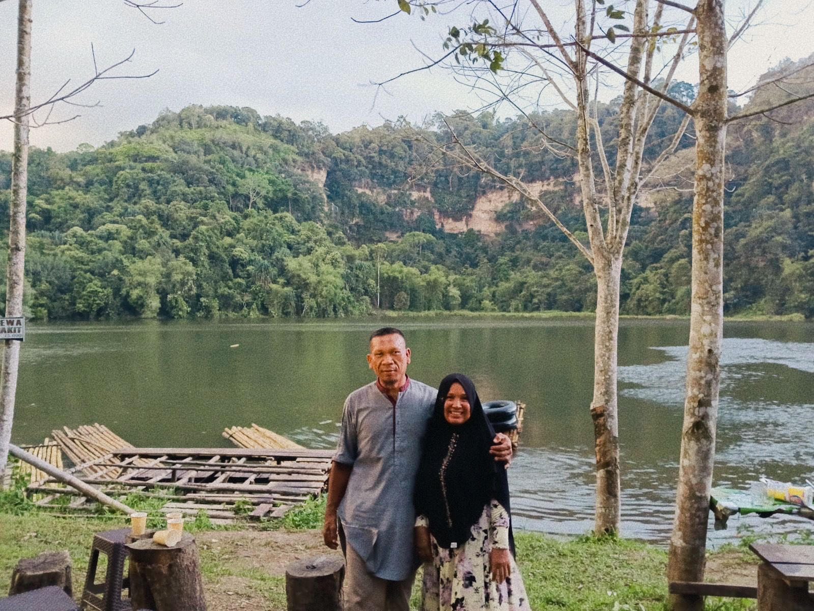 Windra bersama sang istri dengan latar Wisata Dilatexs Tanggo