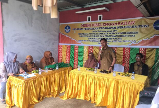 Kepala Bidang PAUD dan PNF Dinas Pendidikan Kabupaten Lima Puluh Kota Wandi Putra saat membuka pelatihan kecakapan kewirausahaan di Lembaga PKBM An-Nur