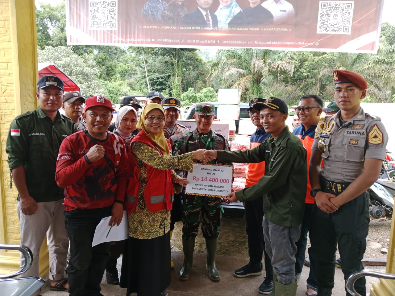 Kunjungi Nagari Galugua, Dandim 0306/50 Kota Bersama Bupati Tinjau dan Serahkan Bansos Untuk Korban Banjir