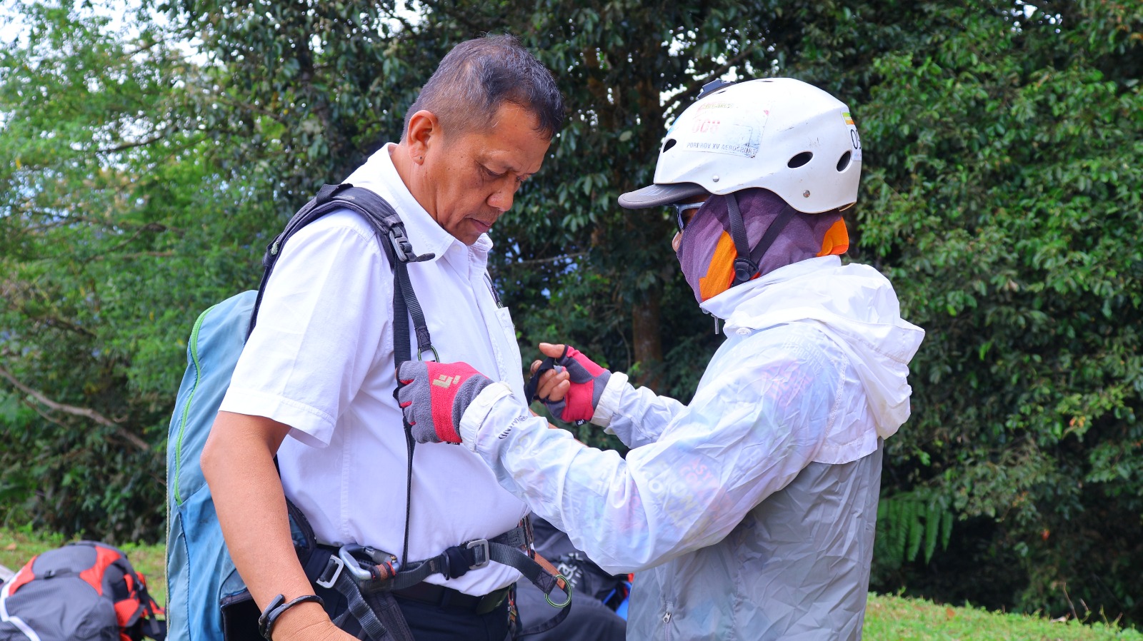 Wawako Payakumbuh, Elzadaswarman jajal paralayang di Puncak Bukit Lontiak