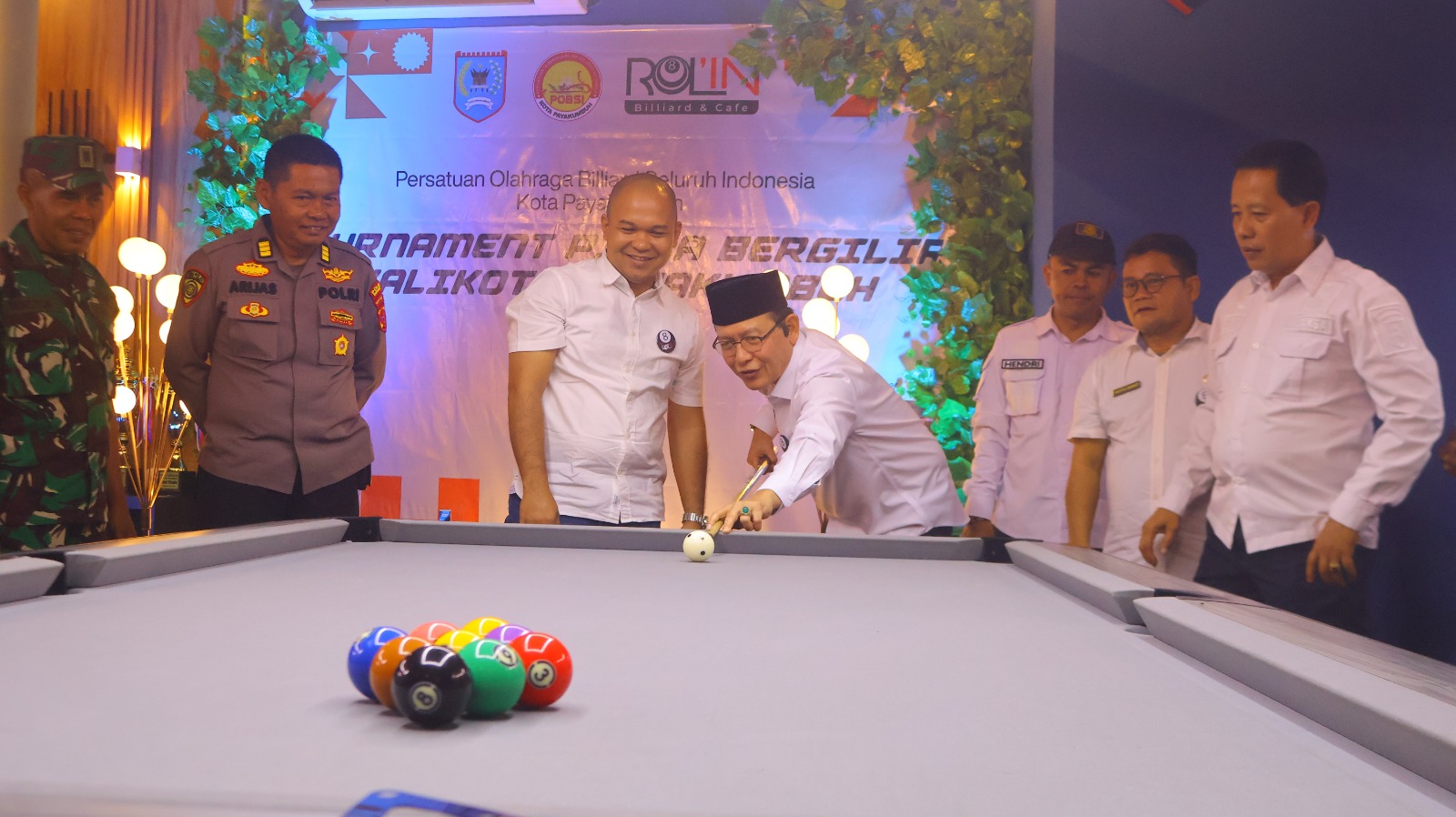 Wali Kota Payakumbuh lakukan tembakan pertama di turnamen biliar