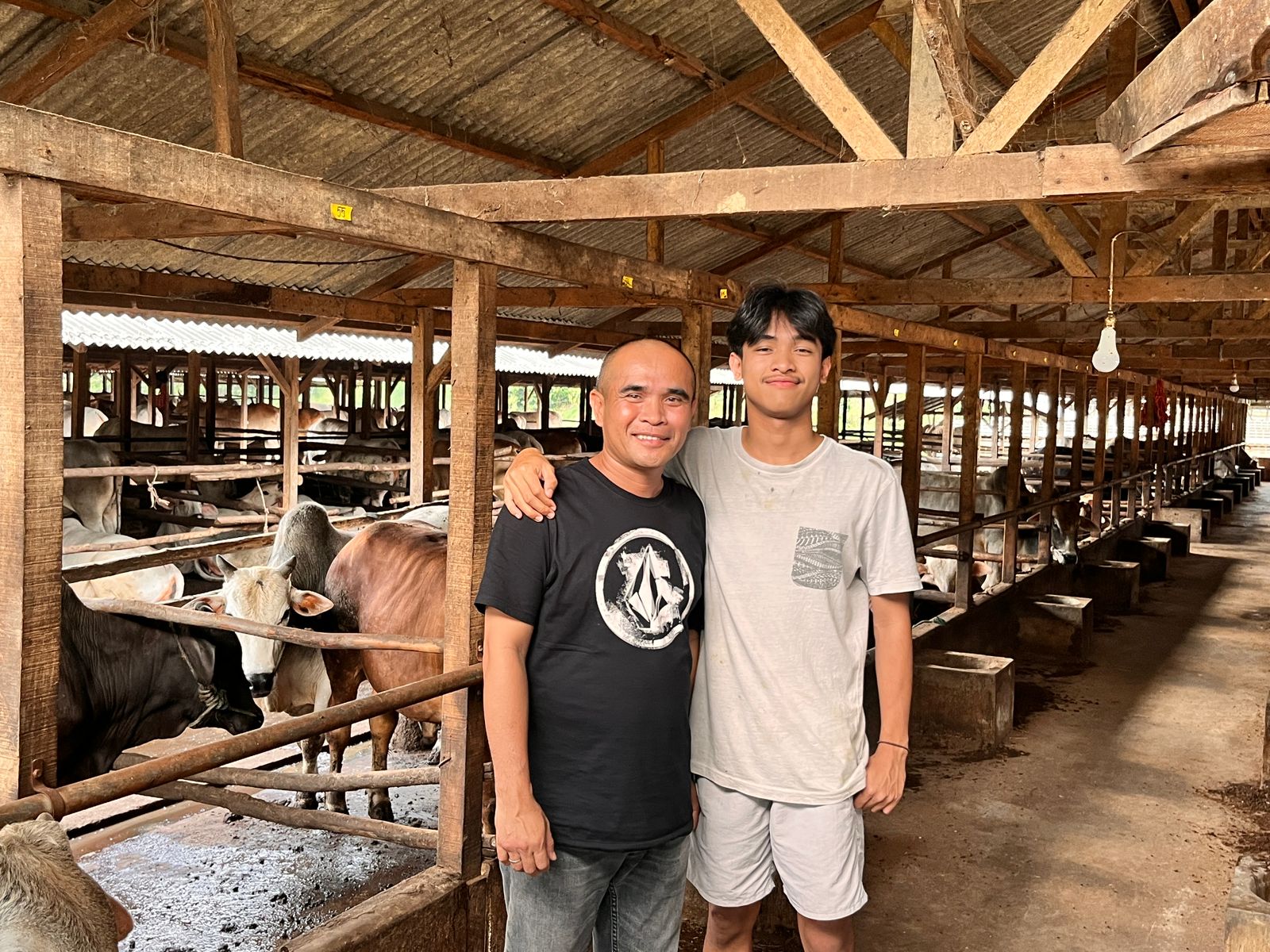 Dt Endi bersama Rehan anaknya di kandang ternak sapi yang berada di Kelurahan Koto Panjang Dalam, Kecamatan Latina