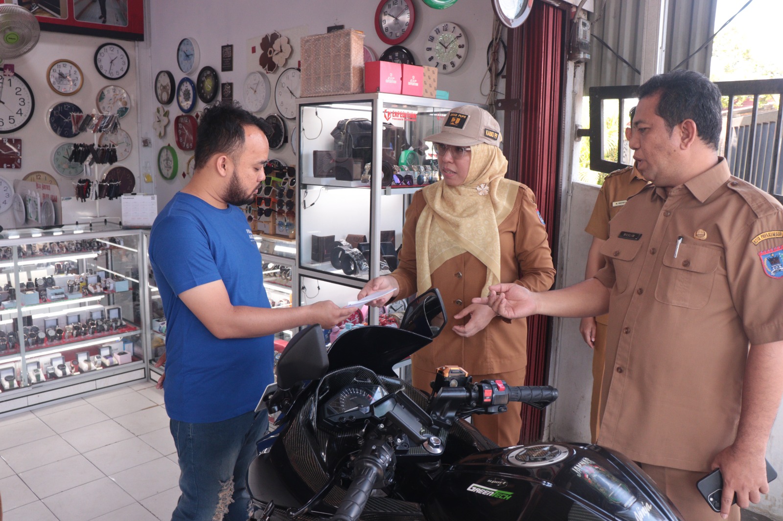 Kadis PUPR Payakumbuh berikan SPB kepada pedagang di Kota Payakumbuh