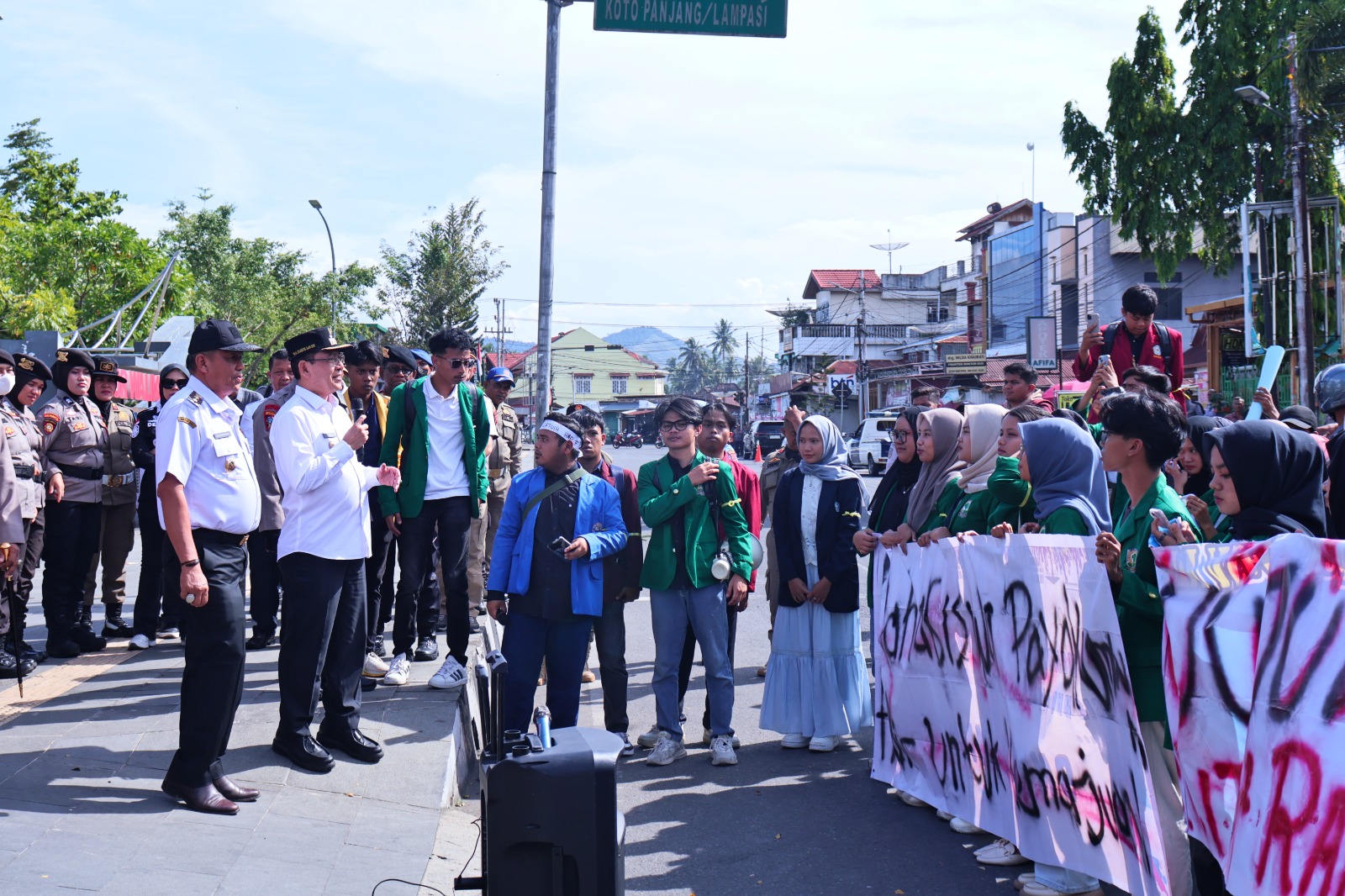 100 Hari Kerja Disorot Mahasiswa, Wali Kota Payakumbuh Zulmaeta Tanggapi Kritik dengan Terbuka