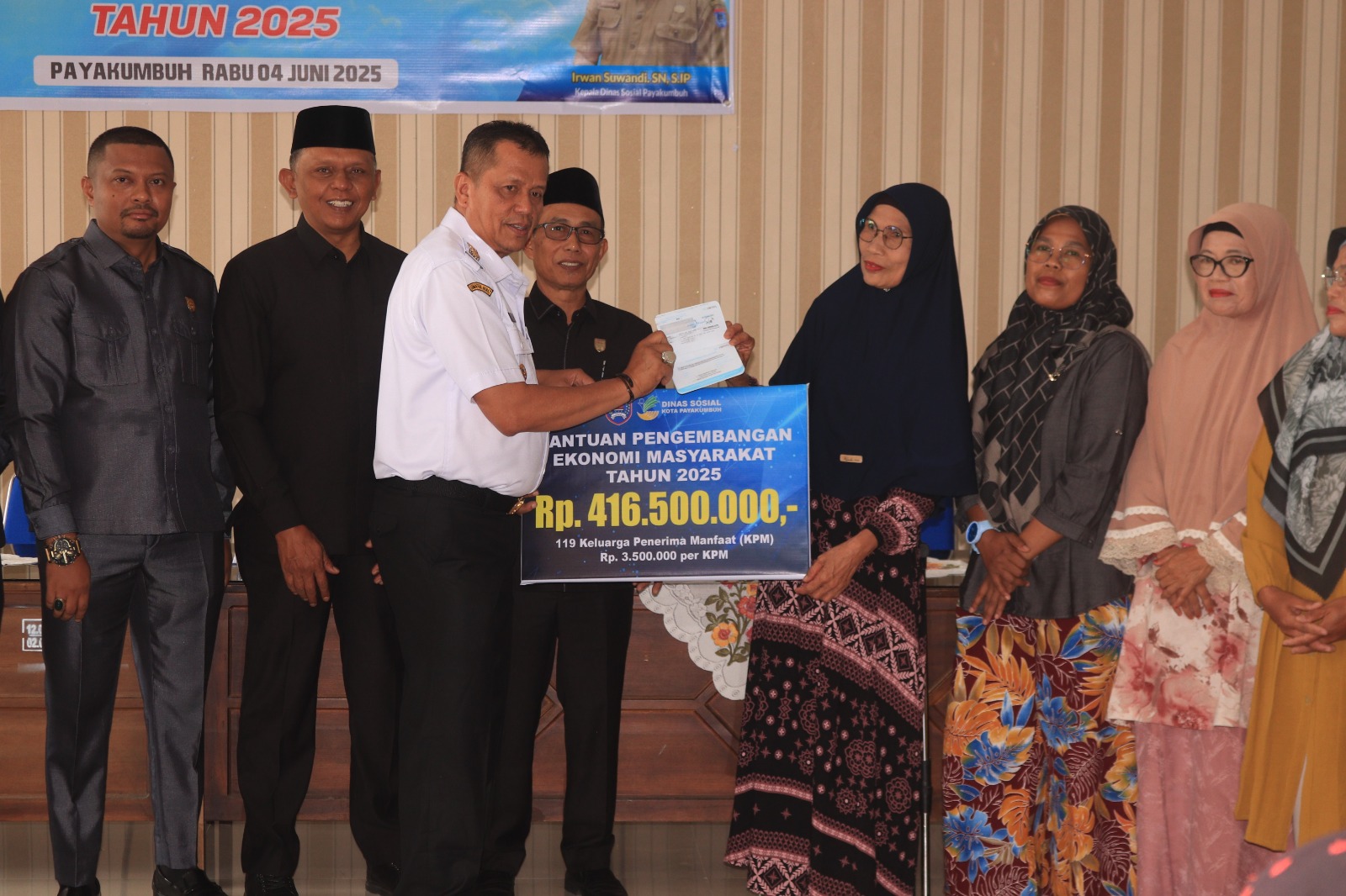 Wawako Payakumbuh serahkan bansos kepada KPM di Payakumbuh