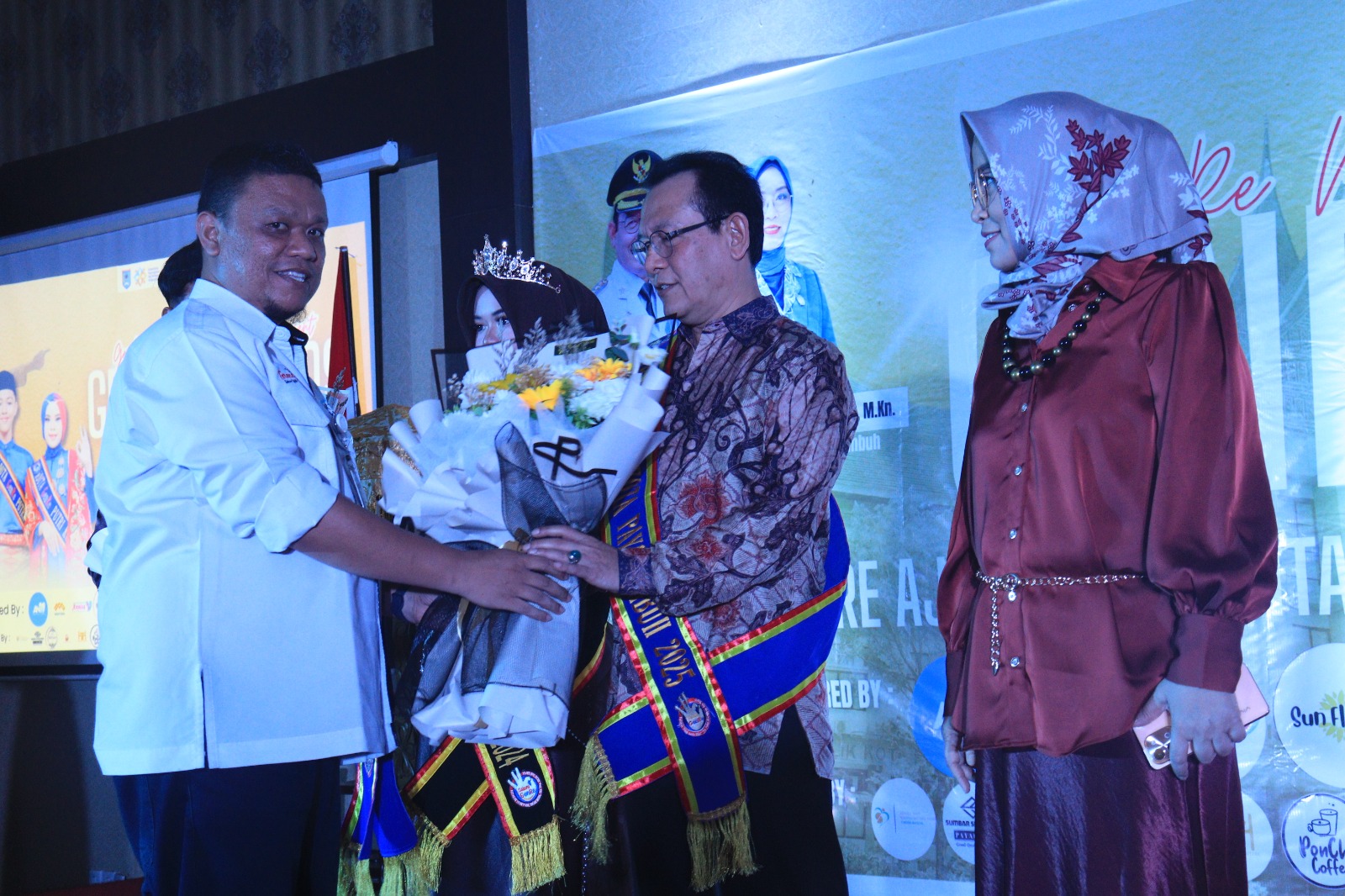 Wali Kota dan Ketua TP-PKK Payakumbuh Dikukuhkan Sebagai Ayah dan Bunda GenRe 2025