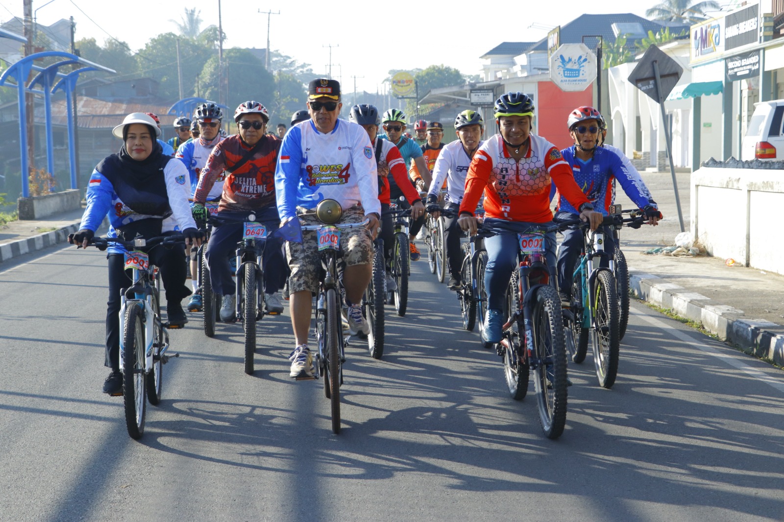 Wawako Payakumbuh menggunakan sepeda ontel mengikuti Gowes Silaturahmi 4 di Payakumbuh