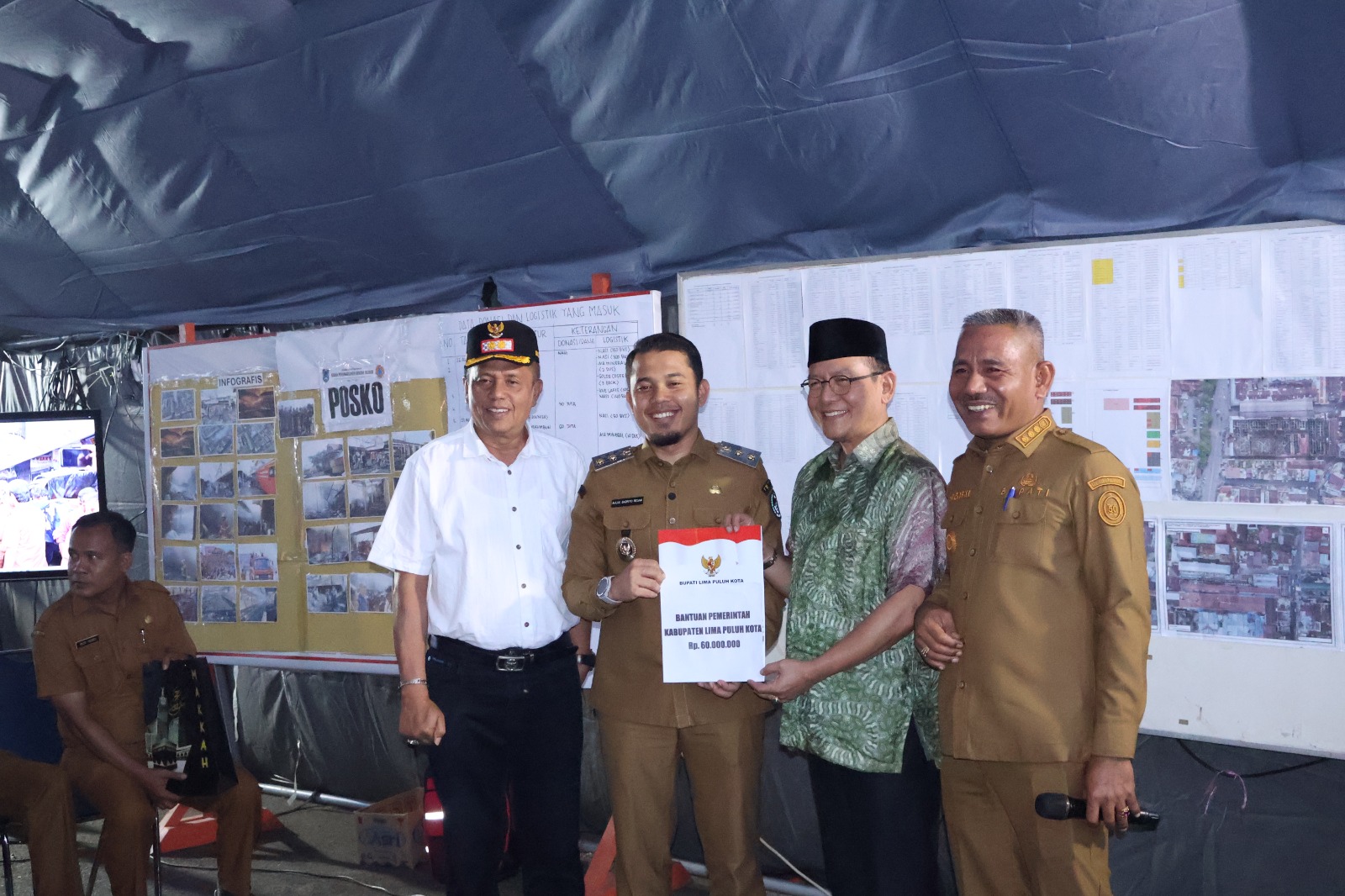 Bupati dan Wakil Bupati Lima Puluh Kota serahkan bantuan kebakaran kepada Pemko Payakumbuh